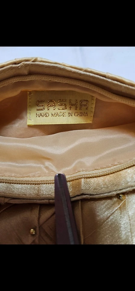 Cartera vintage SASHA hecha a mano en China dorada satinada para niños Foto 3 de 4