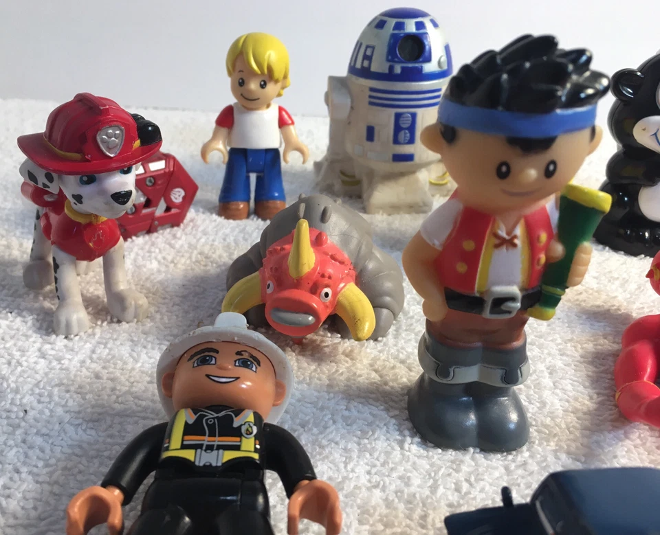 19 estatuillas vintage Toys cuenta con un Bob Esponja, un R2D2, pez azul Foto 3 de 4