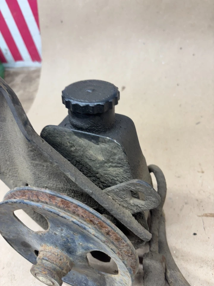 Dodge D100 D150 W100 1981 83 84 86 1987 bomba de dirección asistida de 1/2 tonelada con soporte Foto 4 de 4