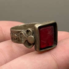 ANCIENT ROMAN BRONZE RING WITH GLASS INSERT