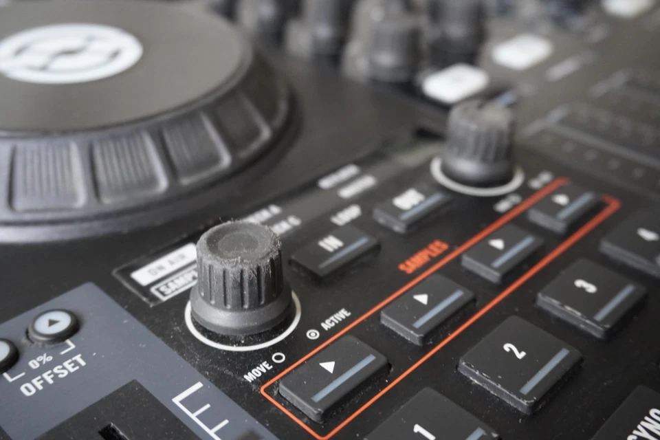 Traktor Kontrol S4 MK1 DJ Controller Native Instruments Midi Truntable getestet - Bild 3 von 4