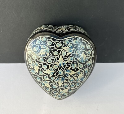 Grande boîte à bijoux en papier mâché peinte à la main en forme de cœur avec motif de fleurs persanes - France