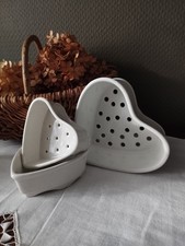Lot de 3 anciens moules à fromage blanc forme de cœur porcelaine blanche APILCO