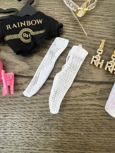 Lotto accessori assortiti bambola Rainbow High - orecchini borsa appendiabiti camicia + - Foto 7 di 7