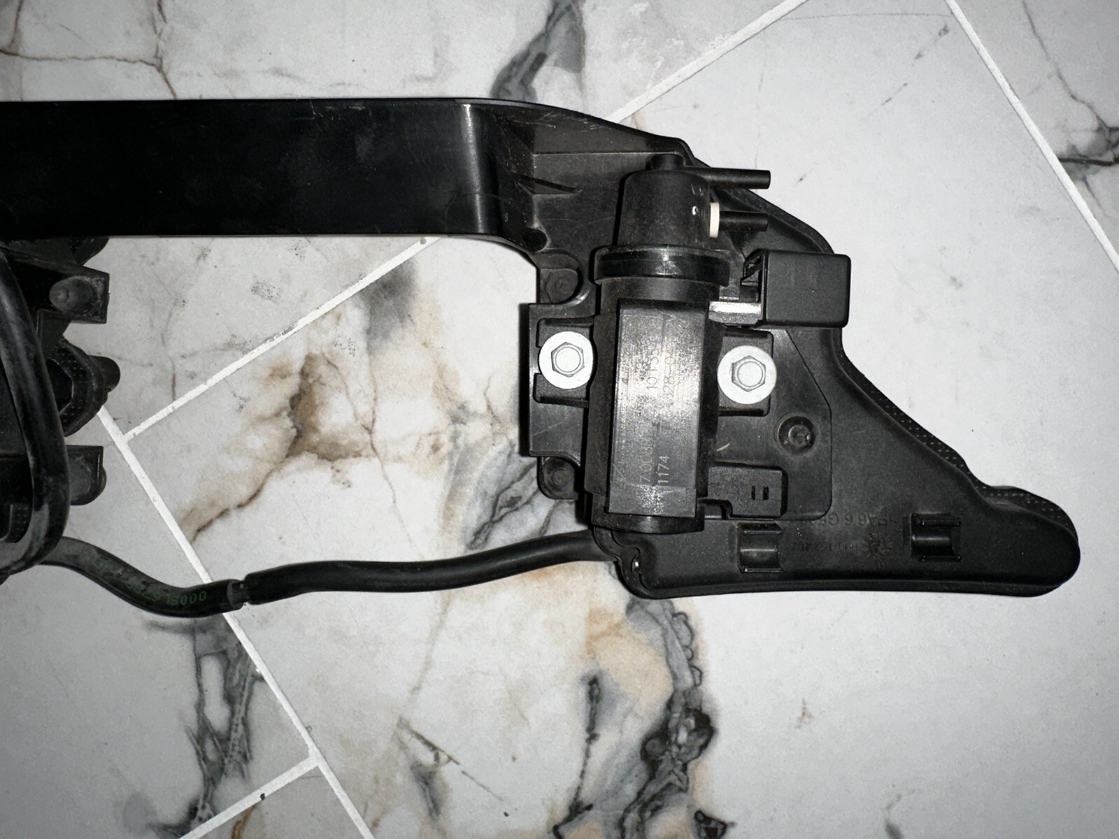 758579 ROLLS ROYCE VACCUM RESERVOIR WITH BRACKET AND SOLENOIDS 