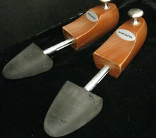ONE PAIR OF MEN'S  RICH'S SHOE TREES WOOD BACK WITH FOAM  TOE SILVER KNOB