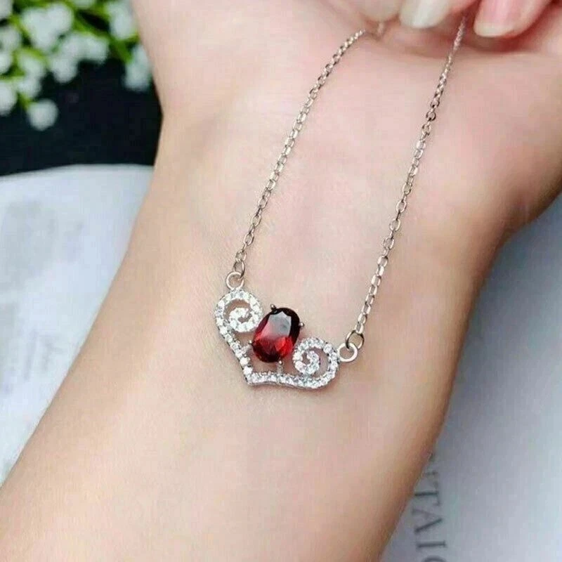 Colgante con dije de granate rojo simulado de corte ovalado de 2 quilates para mujer enchapado en oro blanco de 14 quilates Foto 3 de 4