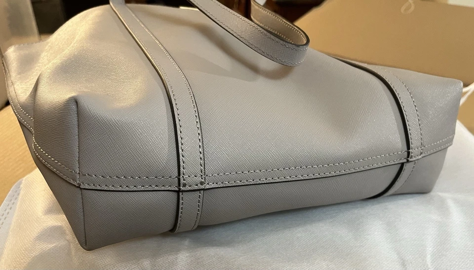 Bolso de Mano Clásico Gris Vince Camuto, Elegante Todo el Año Foto 4 de 4