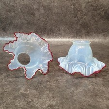 Rare paire de tulipe en verre opalescente bordées rouge ref AP196