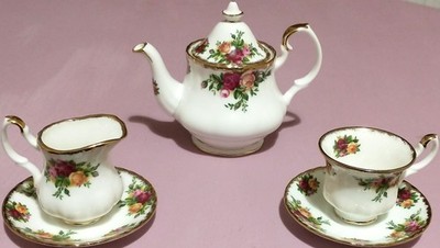 Royal Albert Old Country Roses 1962 Miniatur Teekanne, Sahnekännchen, Teetasse, Untertassen