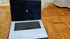 Apple MacBook Pro 15 Zoll von 2017 (i7 2,9GHz 16GB 500GB SSD Touch Bar)