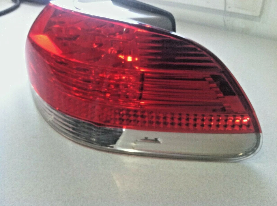 BMW 750i 750Li E65 E66 2005-2008 ~ luz de freno trasera derecha ~ pieza OEM Foto 3 de 4