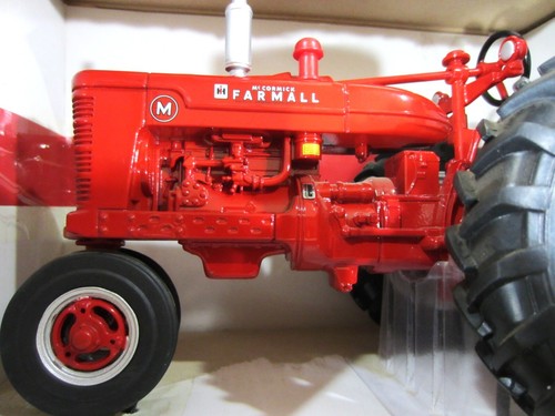 Ertl Farmall M 1:16 Tractor - Red (ZFN14524)