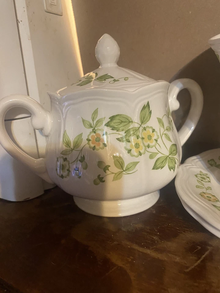 Juego de 7 tazas y platillos de cerámica de flores amarillas pequeñas crema y azúcar Foto 2 de 4