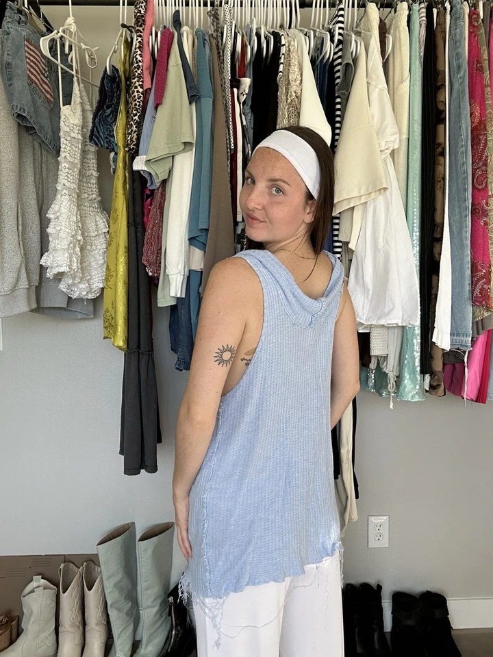 Camiseta sin mangas We The Free by Free People azul tejido gofre talla M dobladillo desgastado Foto 2 de 4