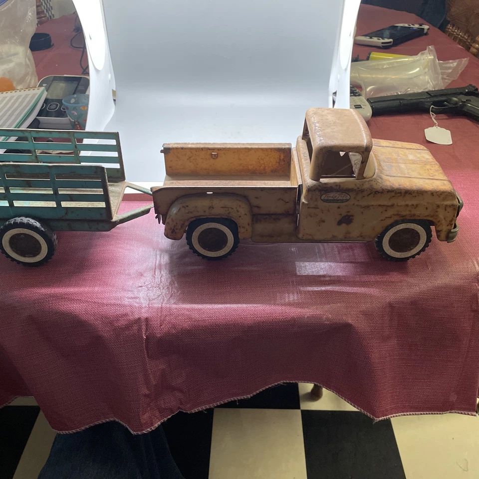 De colección. Remolque Tonka Farm Truck 1961 bronceado y estacas - acero prensado verde azul Foto 2 de 4