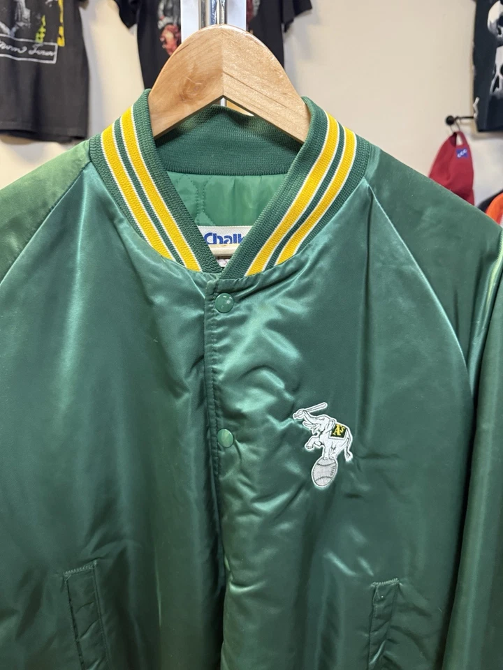 Chaqueta de béisbol satinada vintage de los 90 MLB Chalk Line Oakland Athletics talla XL Foto 2 de 4