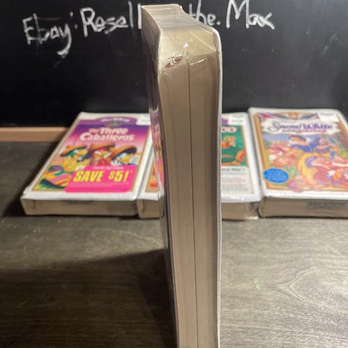 Disney Vhs Lot Sealed - Cinderella Snow White Robin Hood Three Caballeros - Foto 3 di 13
