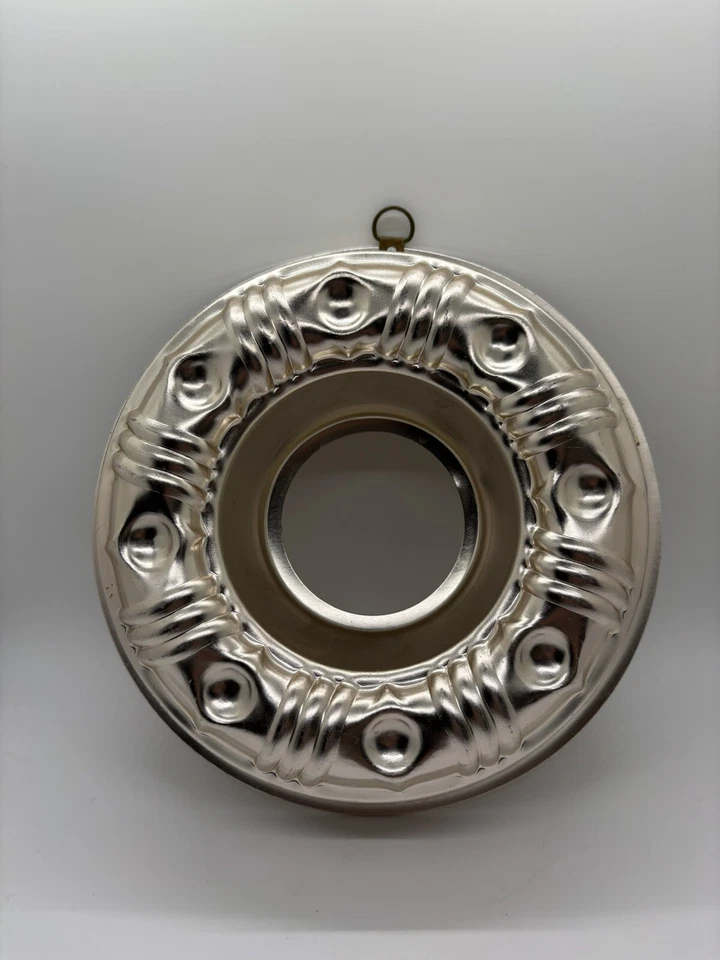 VTG Copper Tone Rose Gold MCM Round Fruitcake Wreath Design 3 ½ Cup Jello Mold - Image 2 of 4