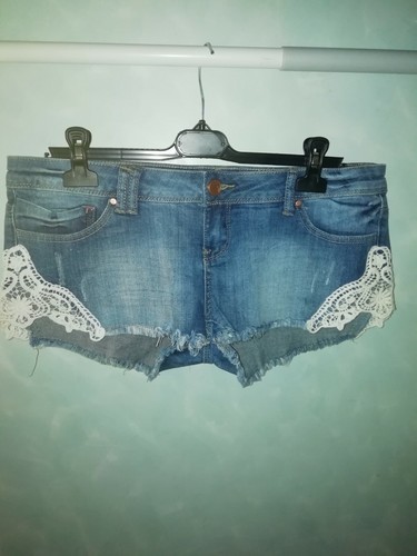 Pantaloncini di jeans chiaro decorati Usati in ottime condizioni. Tally  Weijl 42 | eBay