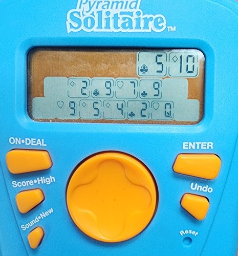 Pocket Pyramid Solitaire Hand Held Electronic Travel Game By Radica - 第 1/3 張圖片
