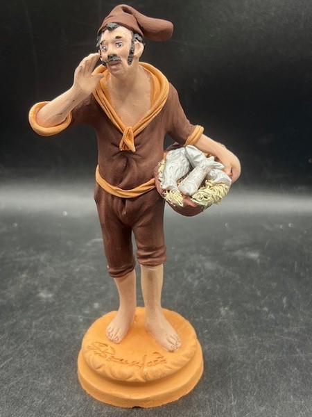 Figura de pescador del mercado italiano de terracota de arcilla firmada con cesta belén de 6,5"