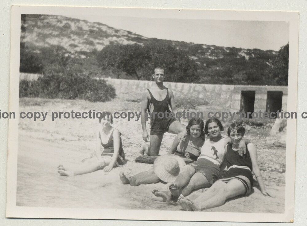 Mallorca - Baleares: Muscular Guy & 4 Girls At Beach (Vintage Photo...