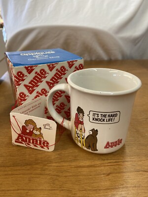 1982 ''It's the hard knock life!'' Annie MUG / CUP 8932 - Coffee, Tea NEW