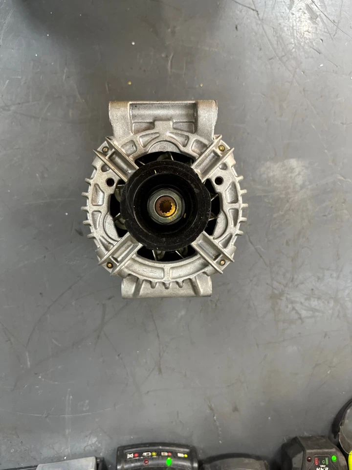 NEW Bosch Alternator 0 124 415 00,  Renault , Dacia. - Image 2 of 4