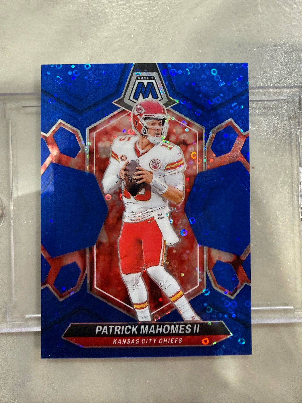 2024 Panini Mosaic - Patrick Mahomes II #106 No Huddle Blue Mosaic Prizm /75