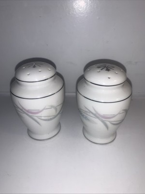 Pair of Valmont ''ROYAL WHEAT'' Salt & Pepper Shakers   Japan  GREAT SHAPE!