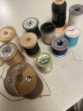 VTG Lot 8 Wooden & Lot of 4 Plastic Sizes & Colors Of Thread