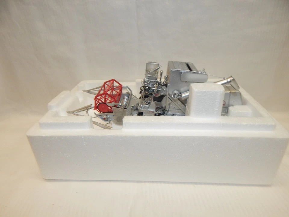 UNIVERSAL HOBBIES CLAAS EUROPA COMBINE 246 220.0 DEALER ISSUE MIB 1:32 SCARCE - Image 3 of 4