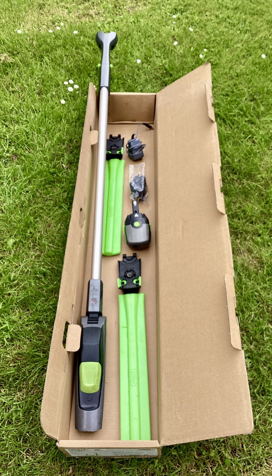 Gtech HT20 Pole Hedge Trimmer & Two Well Oiled Heads 18v Battery