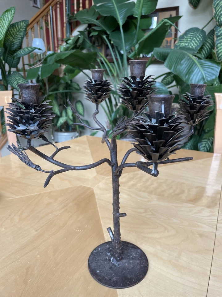 Candelabro de 5 velas cónicas de piña de hierro decoración de vacaciones de otoño acabado bronce usado Foto 2 de 4