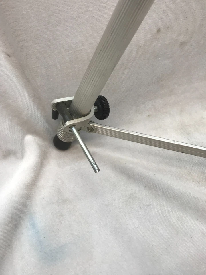 Quartet Easel, Aluminum, Lightweight, Telescoping, 66" Max. Height, Supports 25 - Image 4 of 4