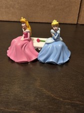 DecoPac Disney Princesse Cendrillon et Belle au Bois Dormant Aurore Cake Topper