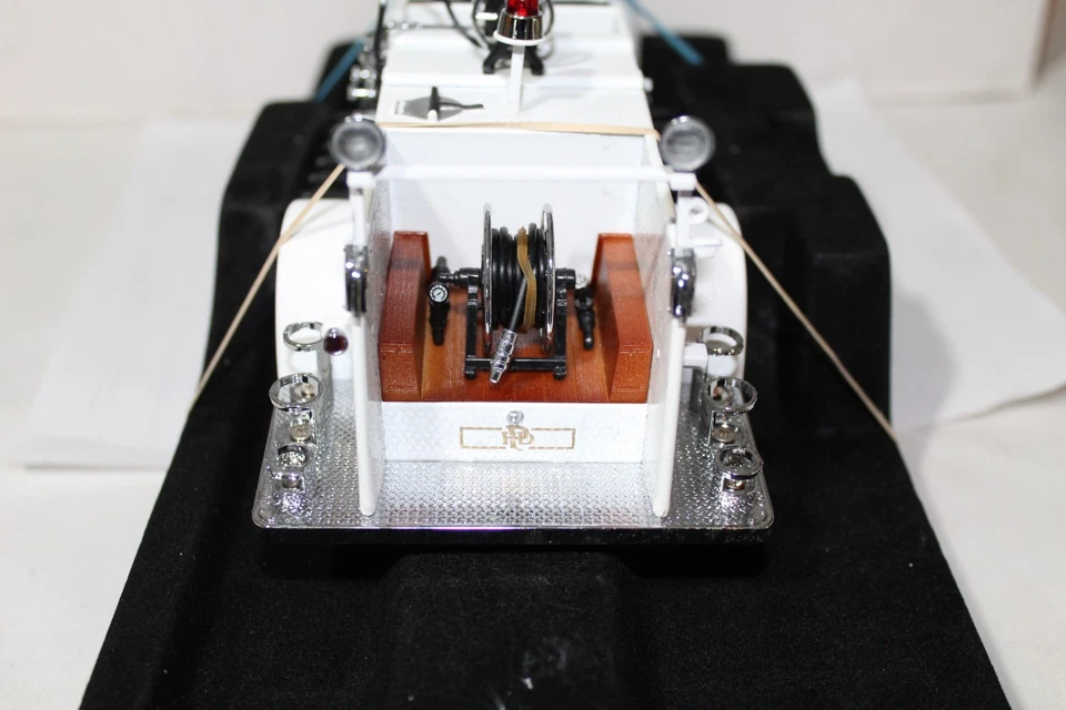 YAT MING Signature Series 1941 GMC Fire Truck 1:24 Scale - Image 4 of 4