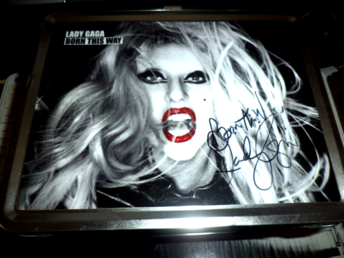 Lady Gaga d'occasion + possédée + boîte à lunch promo signée + articles de concert billet + photo - Photo 1/18