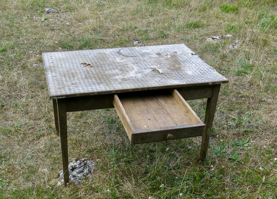 TABLE ANCIENNE, ancienne table, à manger, cuisine, bistrot, pour décor, cinéma . - Photo 3/4