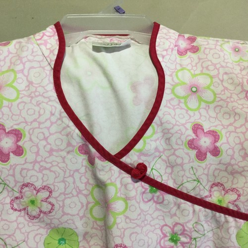 WOMEN'S ADAR SCRUB NURSE MEDICAL VET UNIFORM - ( SIZE SMALL ) PINK FLOWERS - Picture 2 of 12