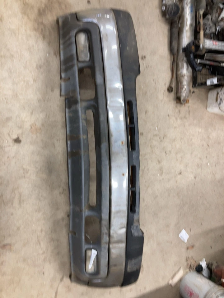 01 CHEVY SILVERADO 2500 Front Bumper With Rebar Rebar Is Rusty Foto 2 de 4