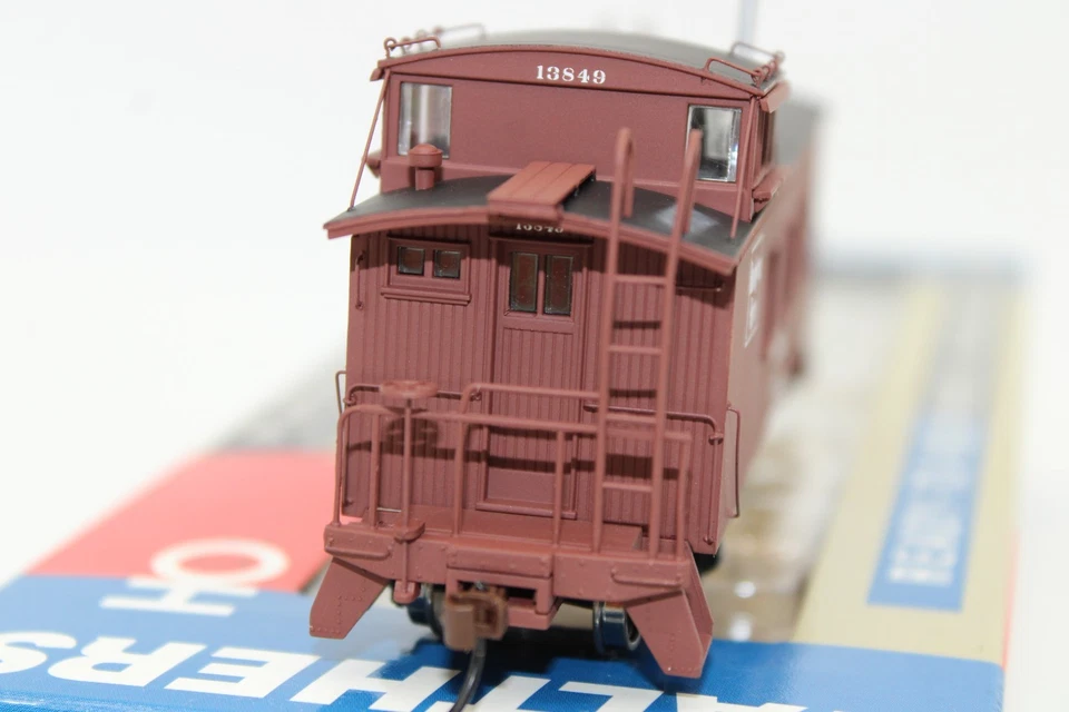 Walthers Platinum HO Scale CB&Q Burlington Route 30' 4 Window Caboose Car #13849 - Image 3 of 4