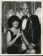 1979 Press Photo Erin Moran & John Schneider host "New Year's Rockin' Eve, 1980"