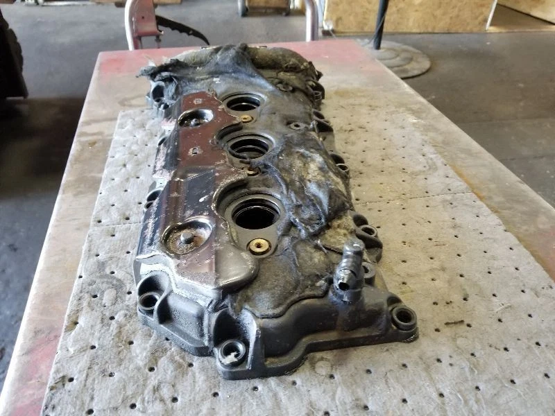 OUTLOOK 2007 Valve Cover 520707 - Image 2 of 4