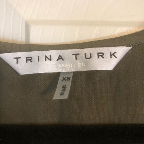 Top TRINA TURK Lantana con orlo increspato verde XS maniche a campana seta semi trasparente - Foto 4 di 8