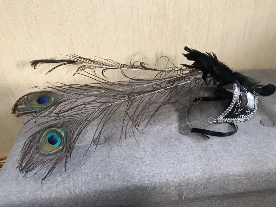 Venetian Masquerade Ball Half Mask With Beautiful Peacock Feather Effect - Image 4 of 4