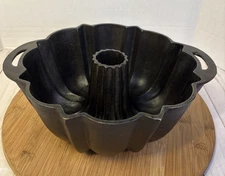 Vintage Cast Iron Bundt Cake Pan 9.5 “ 4.5 In Tall Unmarked Classic
