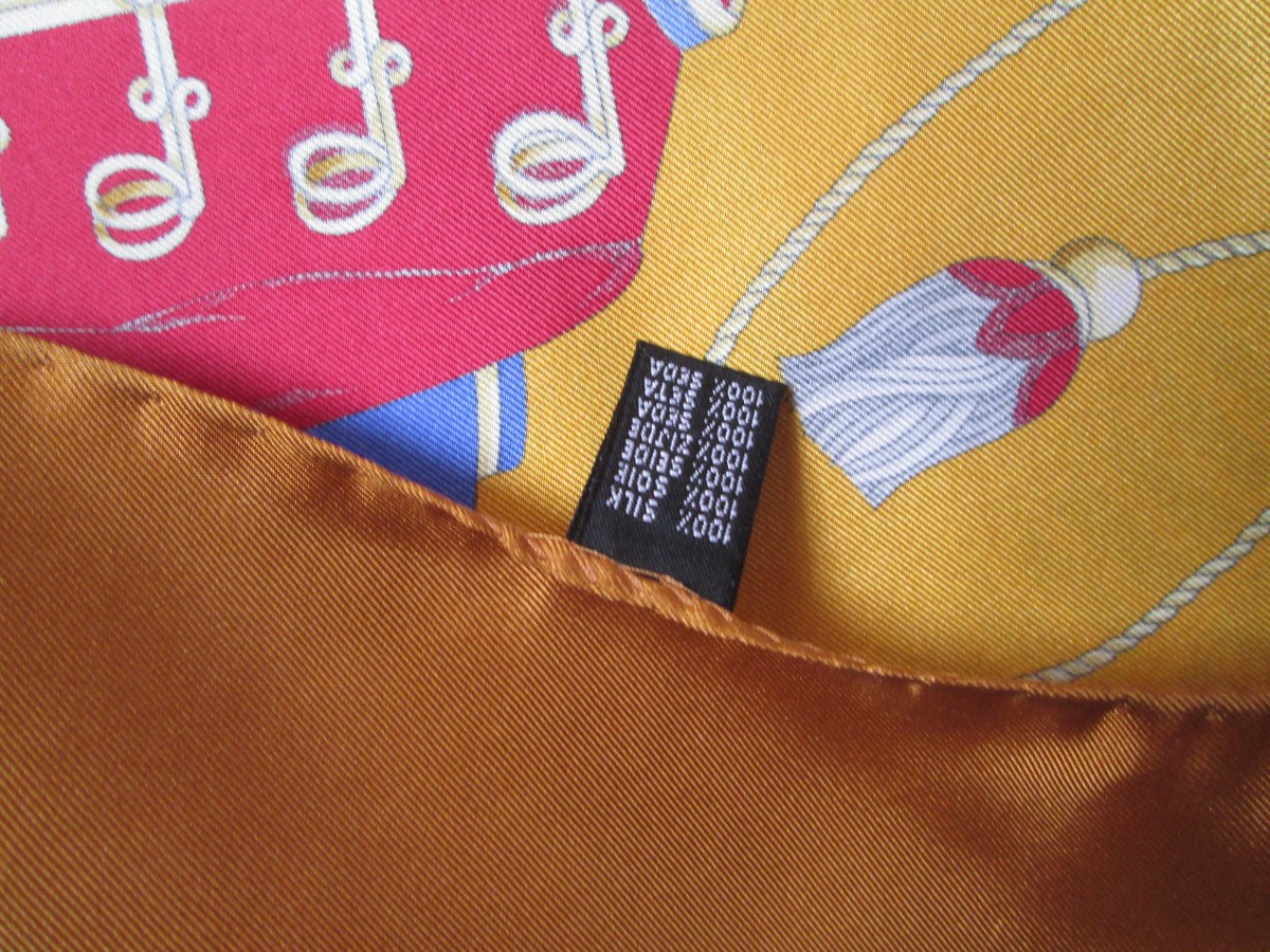 Foulard En Soie Vintage Pierre Balmain - Dimensions 75 X 79 Cm, Couleur Gris, Occasion De Qualité