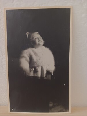 Portrait Mädchen Mit Strickjacke Weiß Fotos I.Borelli Stark Der Murmeln Bj '30